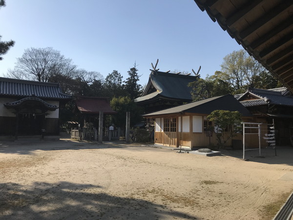 境内の池に浮かぶ鳥居と太鼓橋