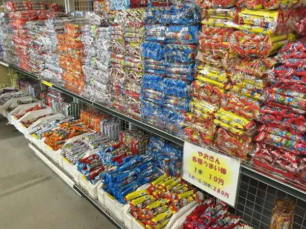 店内に並ぶ駄菓子の写真