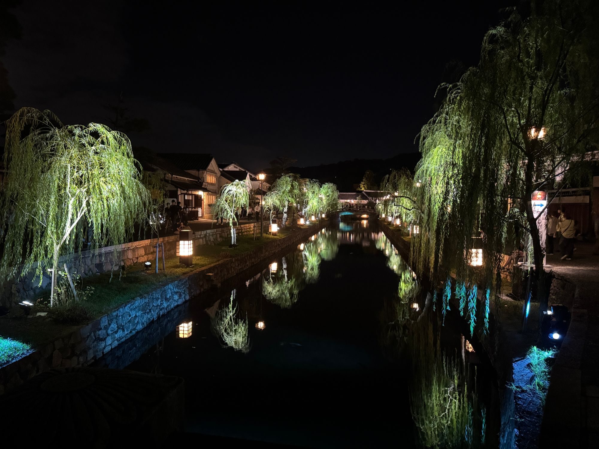 ハートランド倉敷、夜の倉敷川に映る行燈と柳のライトアップ