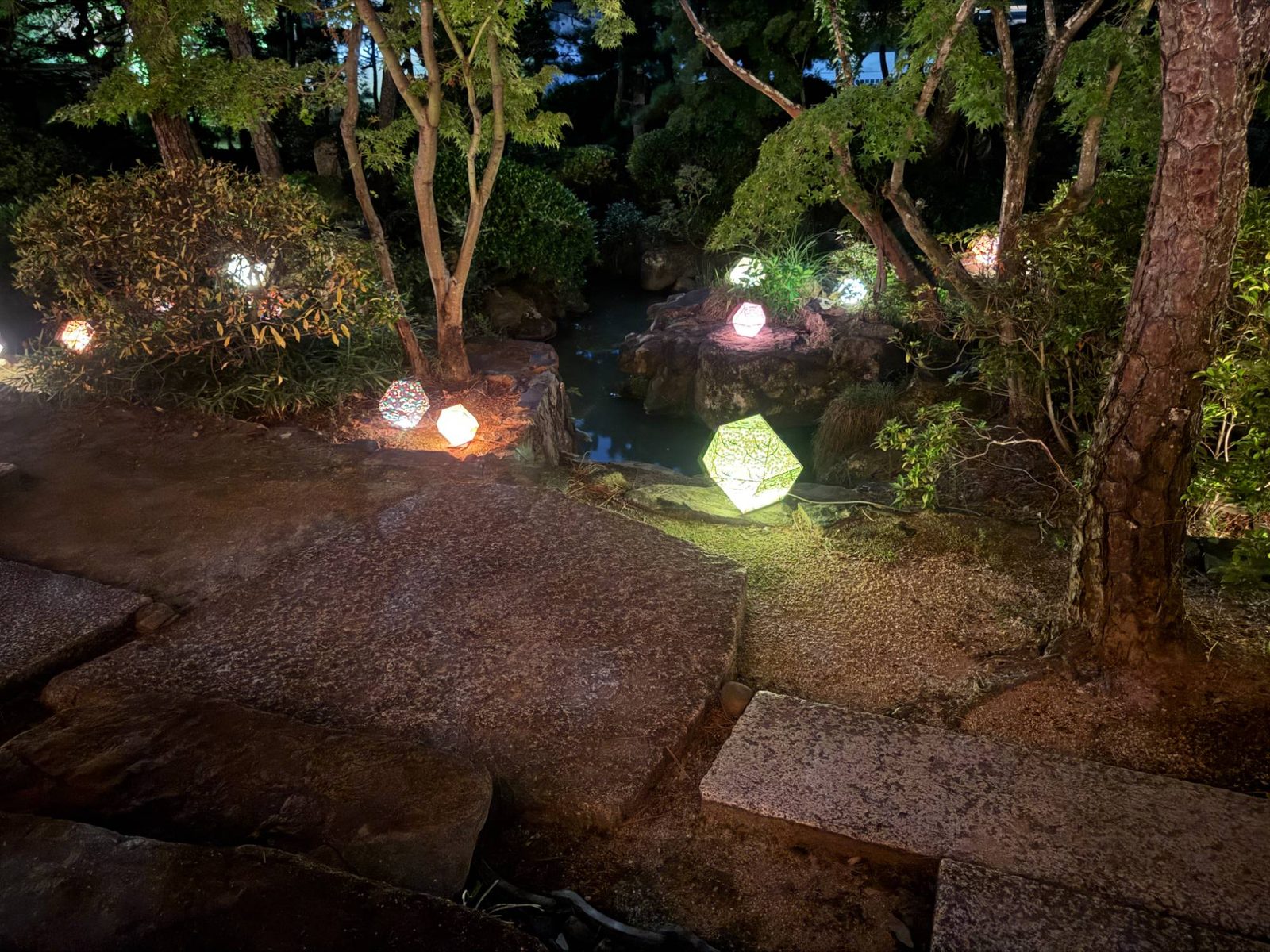 庭園に並ぶ和のあかり