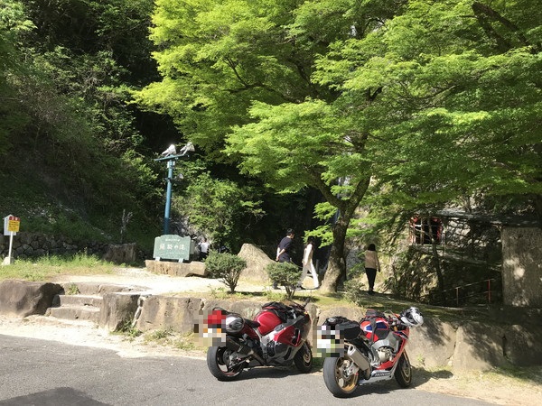 絹掛の滝 ― 高さ60mの断崖から落ちる水