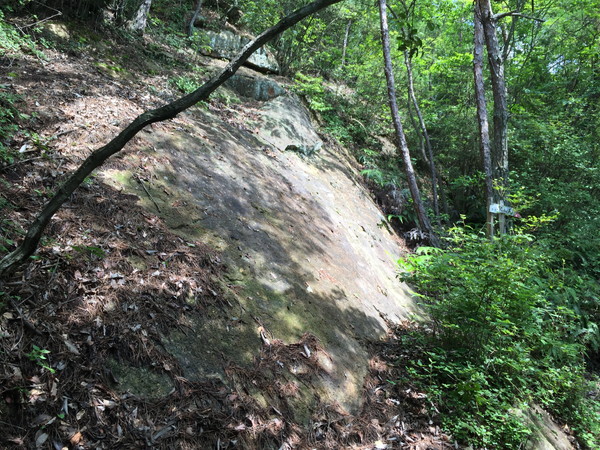 熊山遺跡の石積みの写真