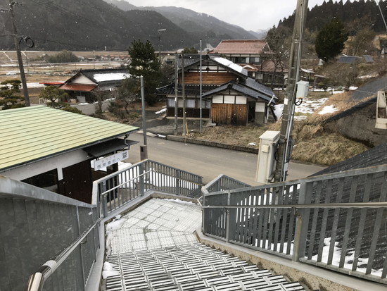 駅の階段から見た村の風景