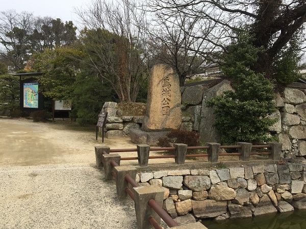 旭川越しの天守の写真