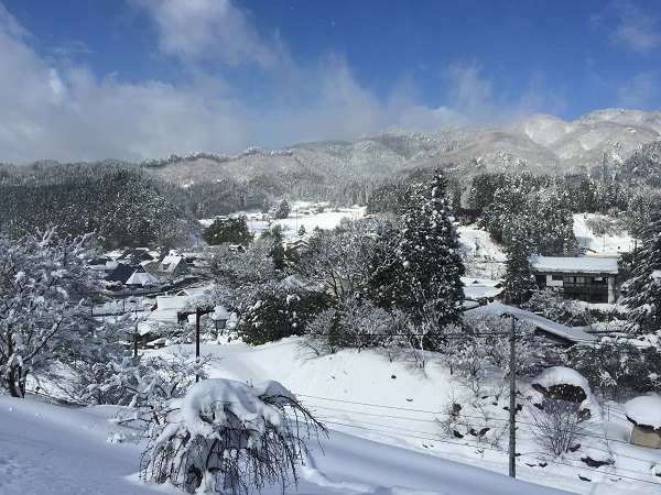 川沿いの温泉街の写真