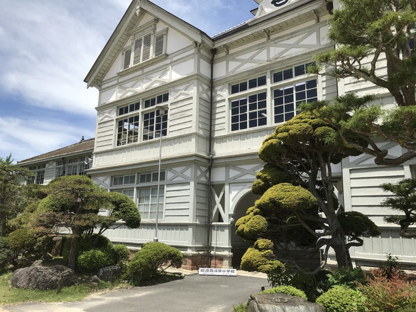 左右対称の木造校舎の外観写真
