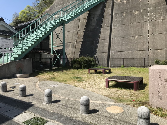 古い港町の家並みの写真
