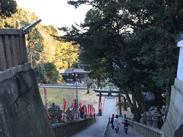 巨大な赤い大鳥居の写真